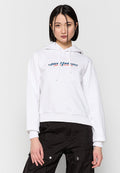 Weißer Kapuzenpullover mit Logo-Text auf der Vorderseite. Verfügt über eine Kapuze mit Kordelzug, gerippte Bündchen und ein leicht verkürztes Design. Kombiniert mit dunklen Cargo-Hosen.