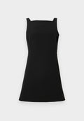 Schwarzes ärmelloses Kleid mit quadratischem Ausschnitt, enganliegendem Oberteil und weit schwingendem Rock. Aus glattem Stoff mit minimalistischem Design gefertigt.