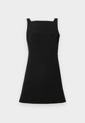 Schwarzes ärmelloses Kleid mit quadratischem Ausschnitt, enganliegendem Oberteil und weit schwingendem Rock. Aus glattem Stoff mit minimalistischem Design gefertigt.