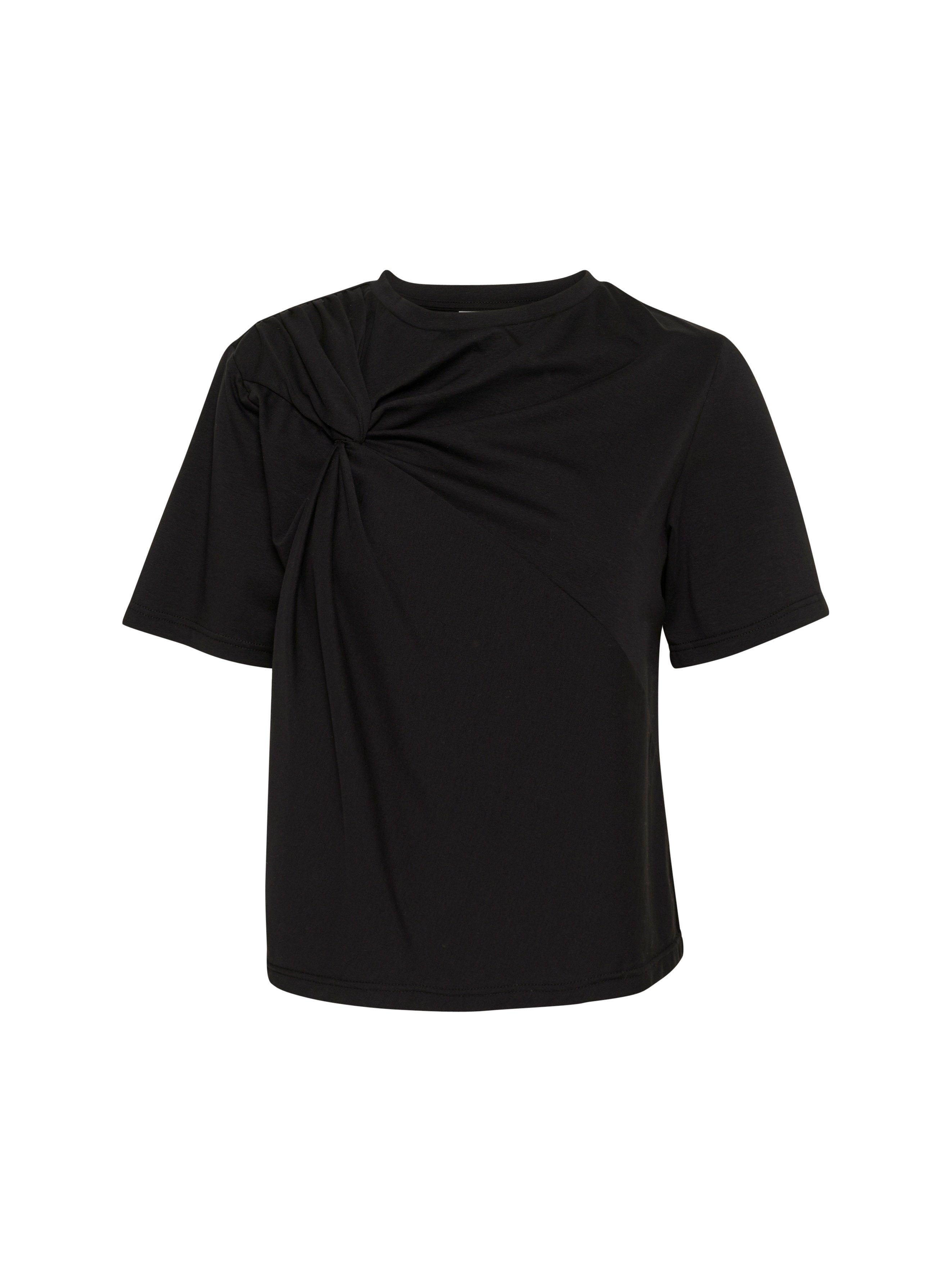 Schwarzes T-Shirt mit kurzen Ärmeln, das ein gedrehtes Design auf der linken Schulter aufweist. Hergestellt aus weichem, elastischem Stoff mit einem runden Ausschnitt.