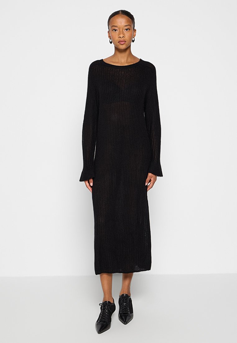 Schwarzes, geripptes langärmliges Kleid mit rundem Ausschnitt, aus einem transparenten, leichten Stoff, mit ausgestellten Ärmeln und geradem Schnitt.