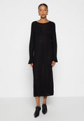 Schwarzes, geripptes langärmliges Kleid mit rundem Ausschnitt, aus einem transparenten, leichten Stoff, mit ausgestellten Ärmeln und geradem Schnitt.