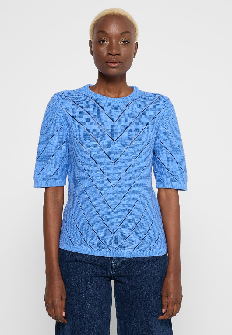 Blauer Strickpullover mit einem Zickzackmuster, kurzen Ärmeln und geripptem Ausschnitt. Der Stoff hat ein strukturiertes, offenes Webdesign.
