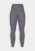 Hochtaillierte, gerippte Leggings in einem gedämpften Grauton. Verfügt über einen dehnbaren Stoff und subtile Logo-Details in der Nähe des Bundes.