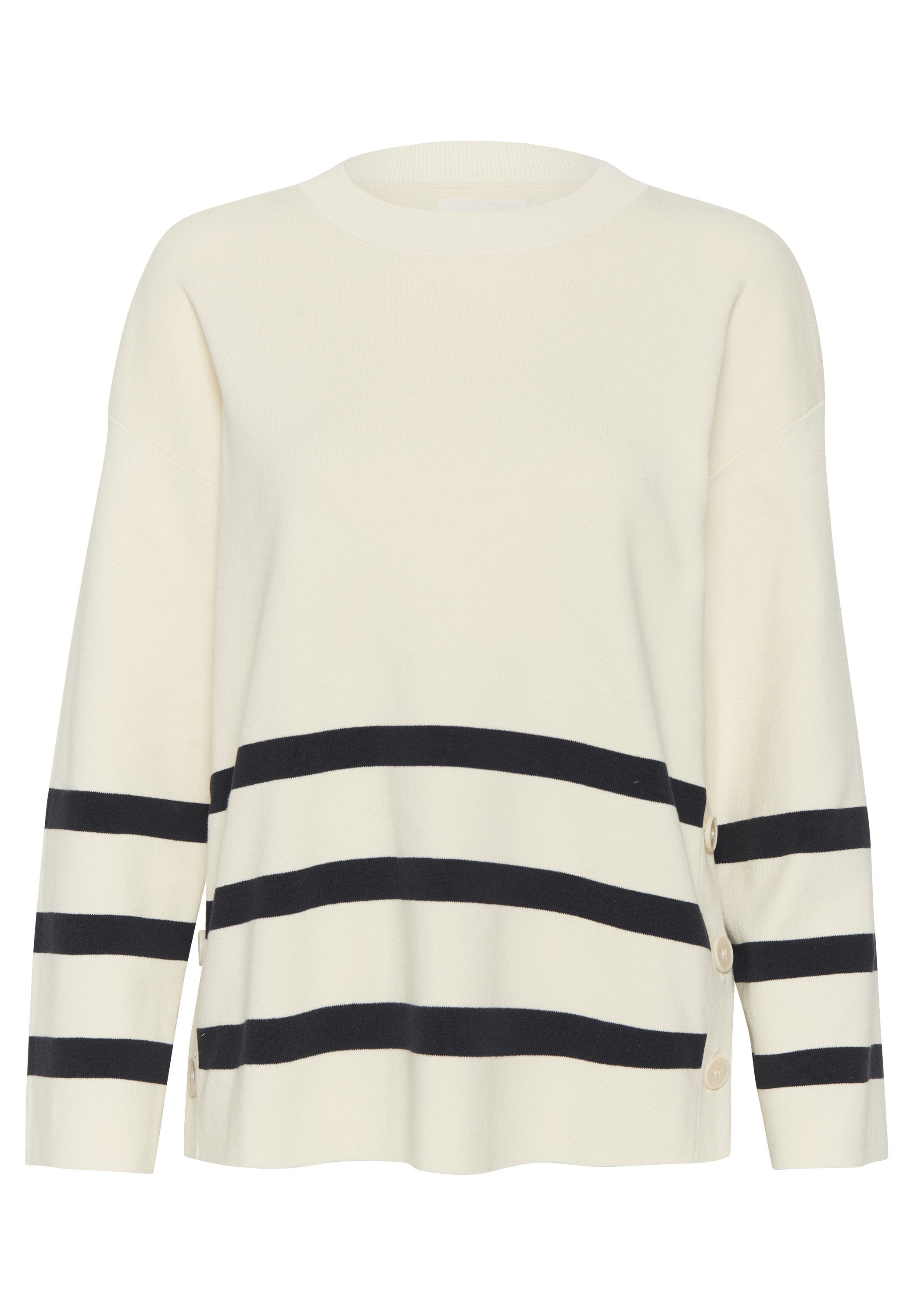 Off-white gestrickter Pullover mit schwarzen horizontalen Streifen, Rundhalsausschnitt und Knopfakzenten an der Seite. Weiche Textur und lockere Passform.