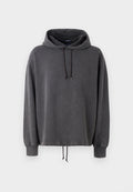 Grauer Hoodie aus weichem Stoff, mit einem Kordelzug-Hood und langen Ärmeln, sowie einem verstellbaren Saum mit Kordel. Glatte Textur und bequemer Schnitt.