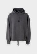 Grauer Hoodie aus weichem Stoff, mit einem Kordelzug-Hood und langen Ärmeln, sowie einem verstellbaren Saum mit Kordel. Glatte Textur und bequemer Schnitt.