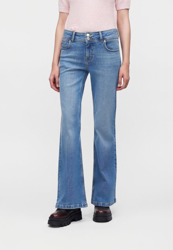 ONLY ONLJUDY LOW WAIST - Flared Jeans - medium blue denim
