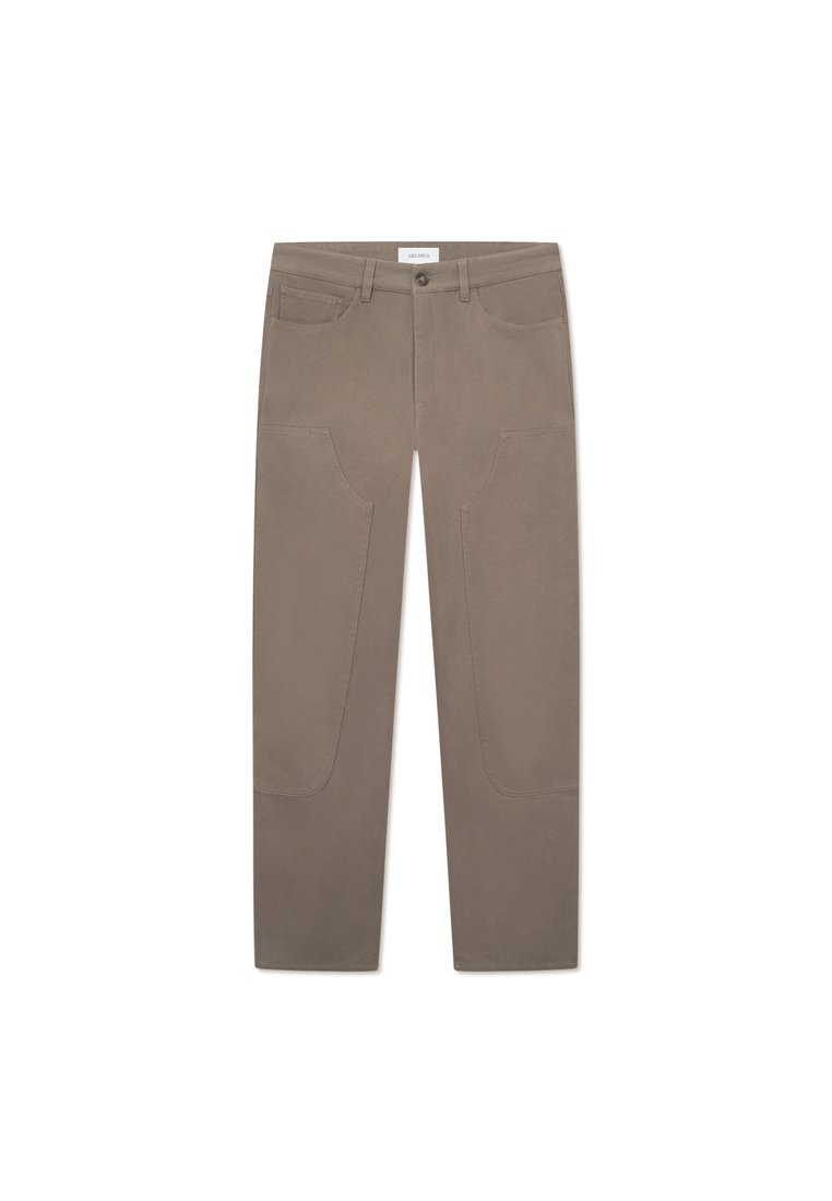 Braune Hose im geraden Schnitt, mit Fronttaschen und Akzentnähten an den Seiten für zusätzlichen Detailreichtum und Textur.