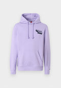 Hellblauer Hoodie aus weichem Material, mit einer Vordertasche, Kordelzugkapuze und einem schwarzen Logo auf der Brust.