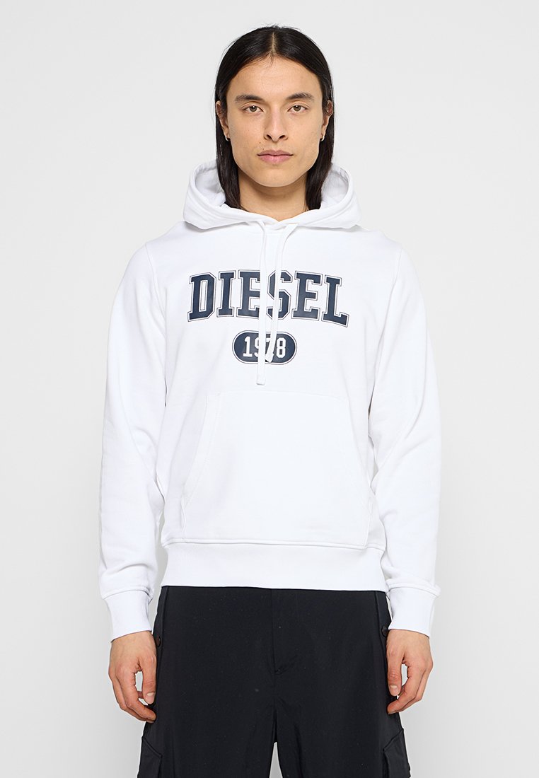 Weißer Hoodie mit verstellbarem Kordelzug, vorderer Kängurutasche, großem "DIESEL"-Schriftzug in Dunkelblau über der Brust und gerippten Bündchen.
