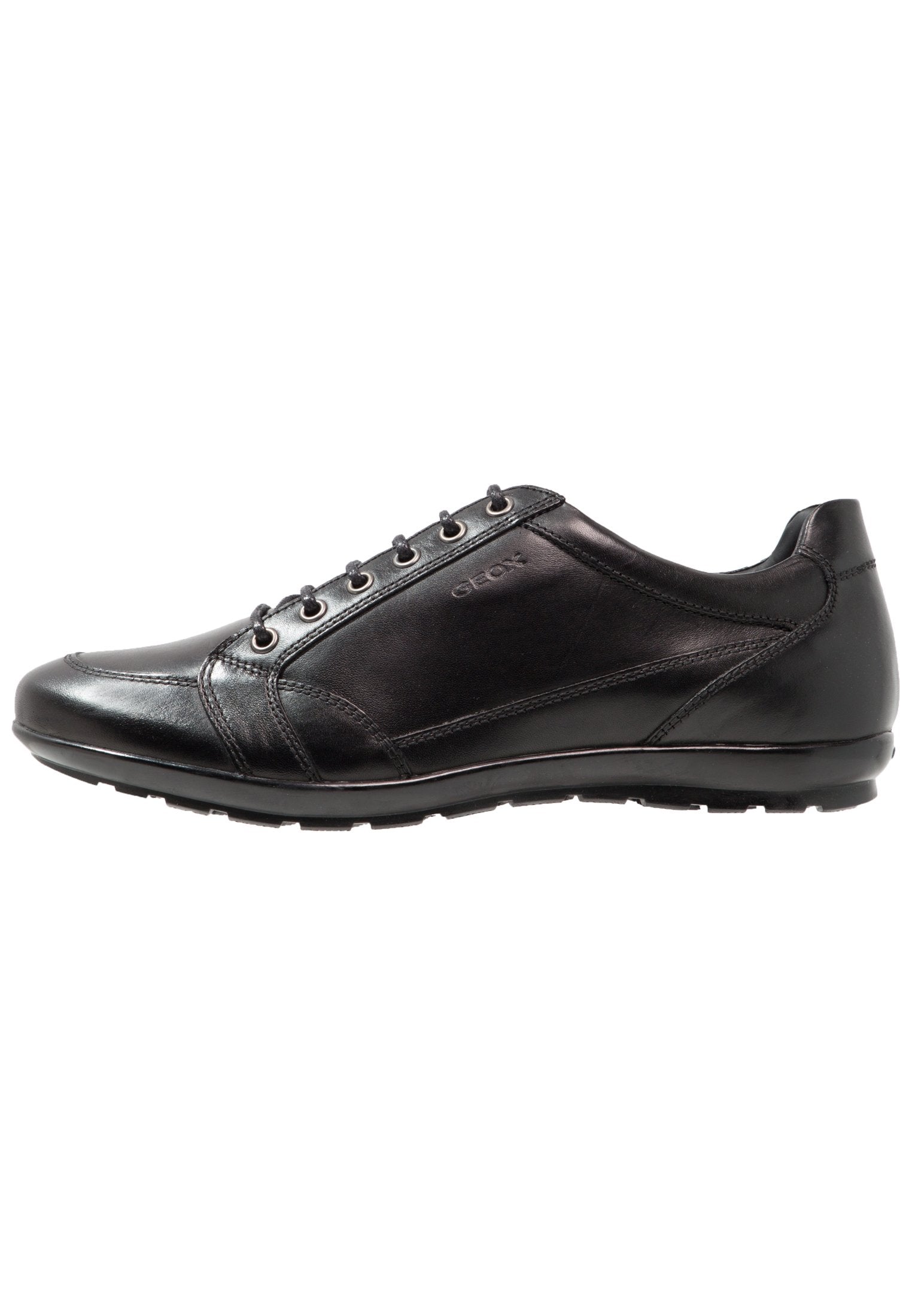 Schwarzer Leder-Sneaker mit niedrigem Profil, abgerundetem Zeh, fünf Ösen mit Ösenakzenten und strukturiertem Seitenpanel. Geox-Logo an der Seite.