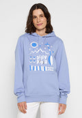 Hellblaue Kapuze mit einem gedruckten Design mit geometrischen Formen und Text; aus weichem Stoff gefertigt, mit einer Fronttasche und einer Kordelzugkapuze.
