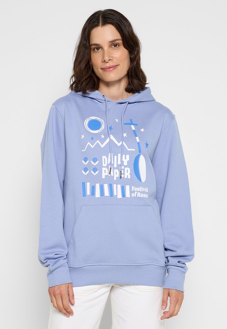 Hellblaue Kapuze mit einem gedruckten Design mit geometrischen Formen und Text; aus weichem Stoff gefertigt, mit einer Fronttasche und einer Kordelzugkapuze.