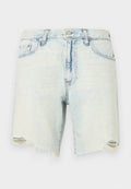 Hellblaue Jeansshorts mit ausgefransten Säumen und abgenutzten Löchern in der Nähe des Saums, mit vorderen Taschen, Gürtelschlaufen und einem Knopfverschluss.