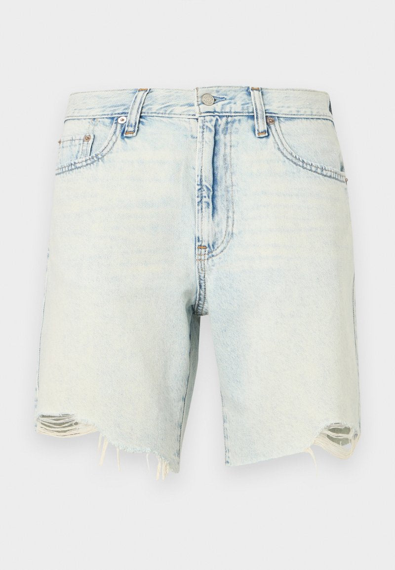 Hellblaue Jeansshorts mit ausgefransten Säumen und abgenutzten Löchern in der Nähe des Saums, mit vorderen Taschen, Gürtelschlaufen und einem Knopfverschluss.