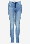 Skinny Jeans aus hellblauem Denim. Verfügt über fünf Taschen, einen Knopfverschluss und Gürtelschlaufen. Der Stoff hat eine glatte Textur mit leichter Ausbleichung.