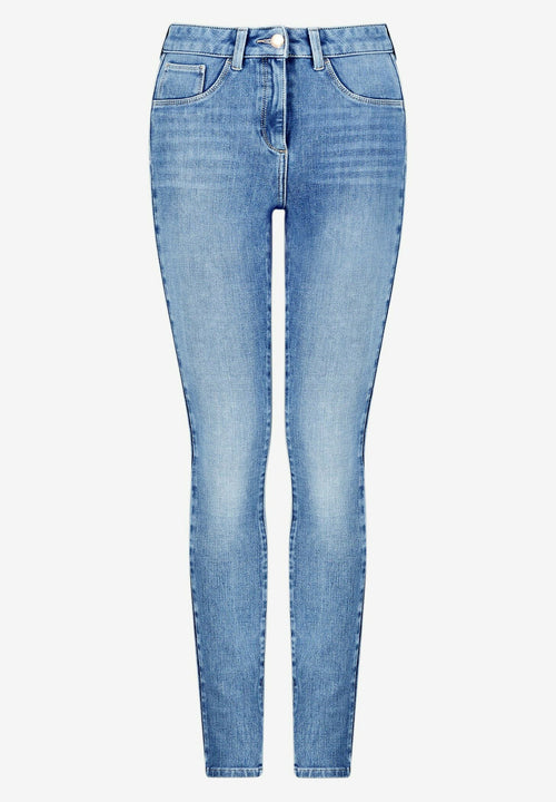 Skinny Jeans aus hellblauem Denim. Verfügt über fünf Taschen, einen Knopfverschluss und Gürtelschlaufen. Der Stoff hat eine glatte Textur mit leichter Ausbleichung.