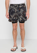 Schwimmshorts in Schwarz mit einem wirbelnden abstrakten Muster in Beige und Rostorange. Elastischer Bund und sichtbares Innenfutter.