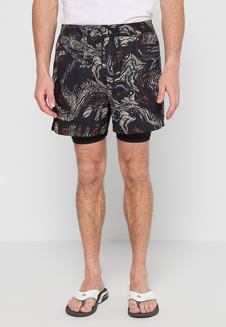 Schwimmshorts in Schwarz mit einem wirbelnden abstrakten Muster in Beige und Rostorange. Elastischer Bund und sichtbares Innenfutter.