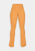 Orangenfarbene, ausgestellte Leggings mit hohem Bund, aus dehnbarem Stoff gefertigt. Sie verfügen über eine glatte Textur und dezente Markenkennzeichnung am Bund.