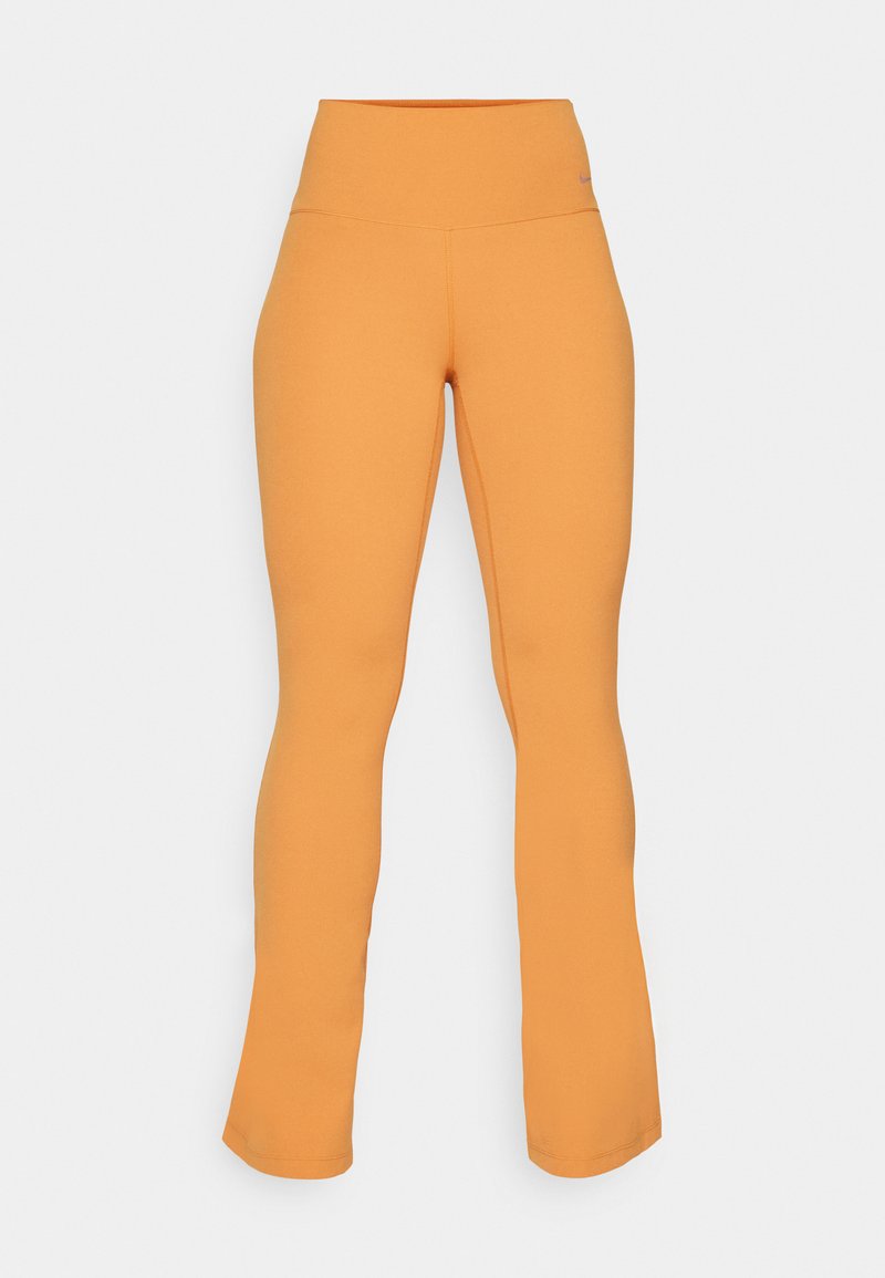Orangenfarbene, ausgestellte Leggings mit hohem Bund, aus dehnbarem Stoff gefertigt. Sie verfügen über eine glatte Textur und dezente Markenkennzeichnung am Bund.
