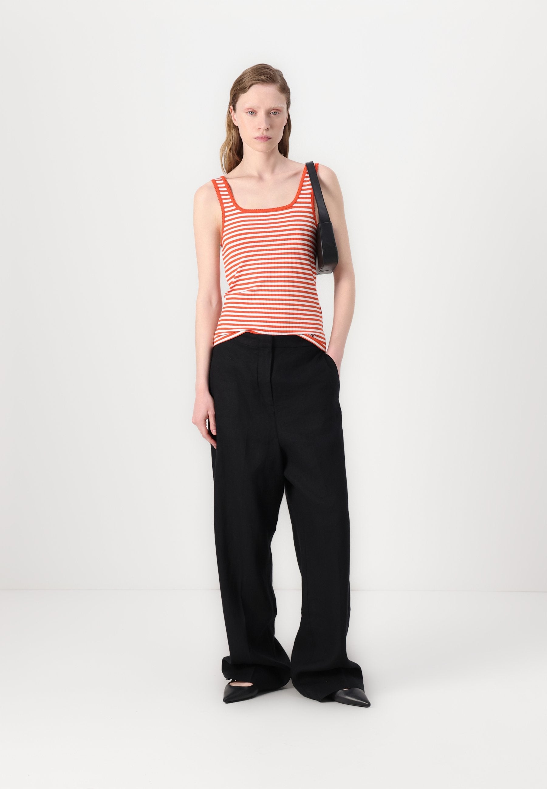 SLIM SQUARE TANK Media 2