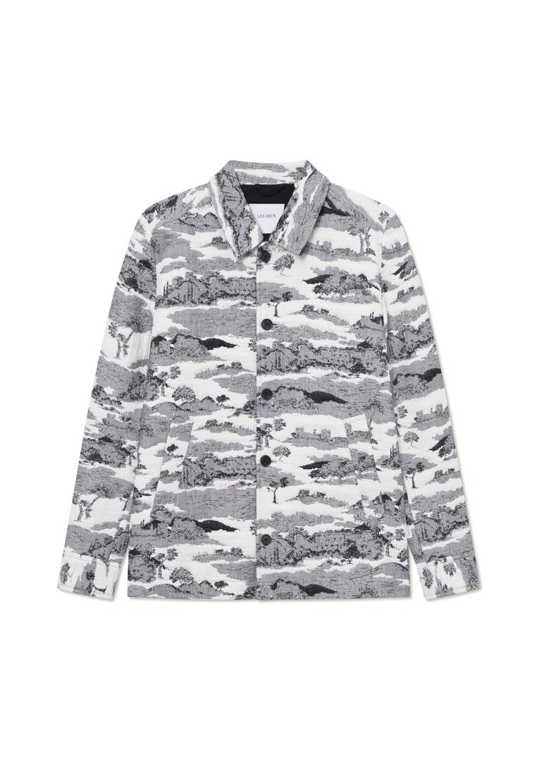 Schwarz-weiße gemusterte Jacke mit Kragen, Knopfverschluss und zwei Seitentaschen. Das Design enthält Landschaftsbilder.