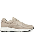 Beige Leder-Sneaker mit einer glatten Oberfläche, Schnürung auf der Vorderseite, dezenten Stickdetails und einer weißen Gummisohle mit schwarzen Akzenten.