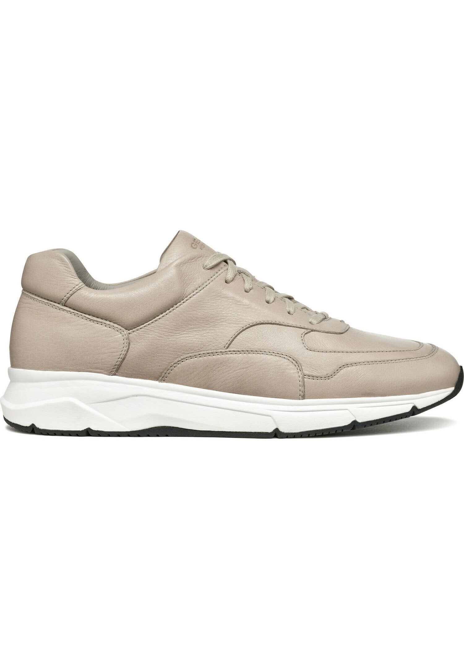 Beige Leder-Sneaker mit einer glatten Oberfläche, Schnürung auf der Vorderseite, dezenten Stickdetails und einer weißen Gummisohle mit schwarzen Akzenten.