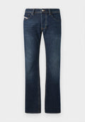 Dunkelblaue Denim-Jeans mit geradem Bein, fünf Taschen und dezenten Nähten. Mit Metallknopf und Reißverschluss.