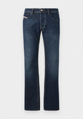 Dunkelblaue Denim-Jeans mit geradem Bein, fünf Taschen und dezenten Nähten. Mit Metallknopf und Reißverschluss.