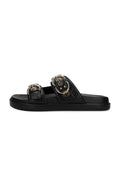 Schwarze Ledersandalen mit zwei Schnallenriemen, die goldene Akzente aufweisen, einer flachen Sohle und einer glatten Textur. Modernes, offenes Zehendesign.