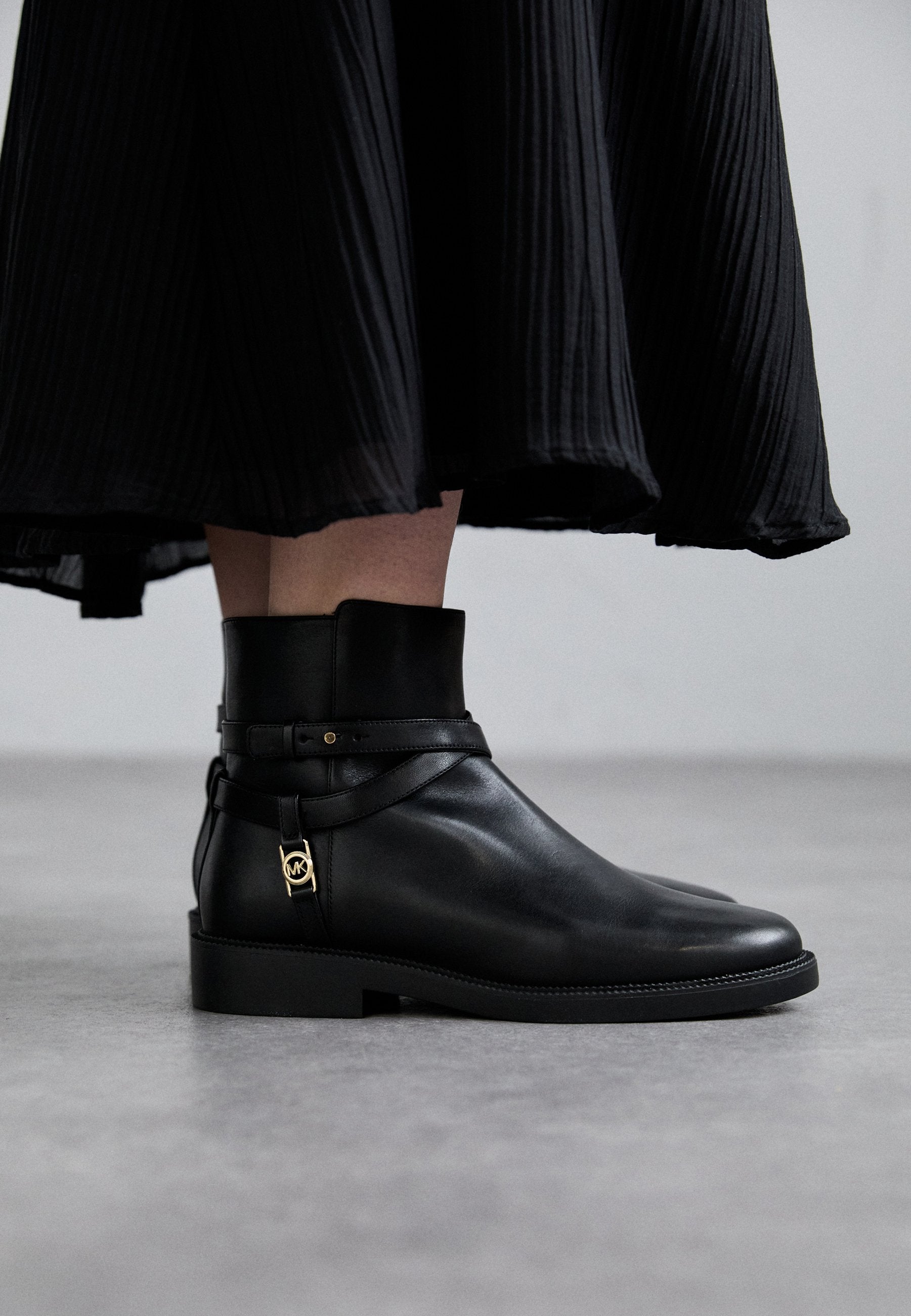 MICHAEL Michael Kors ABIGAIL FLAT BOOTIE