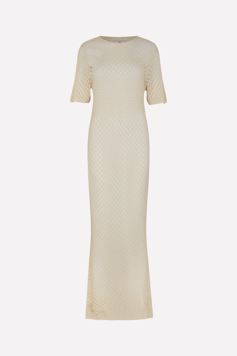 Knielanges, beiges Strickkleid mit geometrischem Muster, kurzen Ärmeln, rundem Ausschnitt und körperbetonter Silhouette. Glatte Textur über die gesamte Fläche.