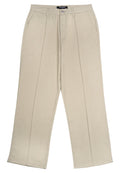 Beige weite Hose mit flachem Bund, zweiSeitentaschen und Knopfverschluss; aus einem weichen, glatten Stoff gefertigt. Mit gestickten Details.