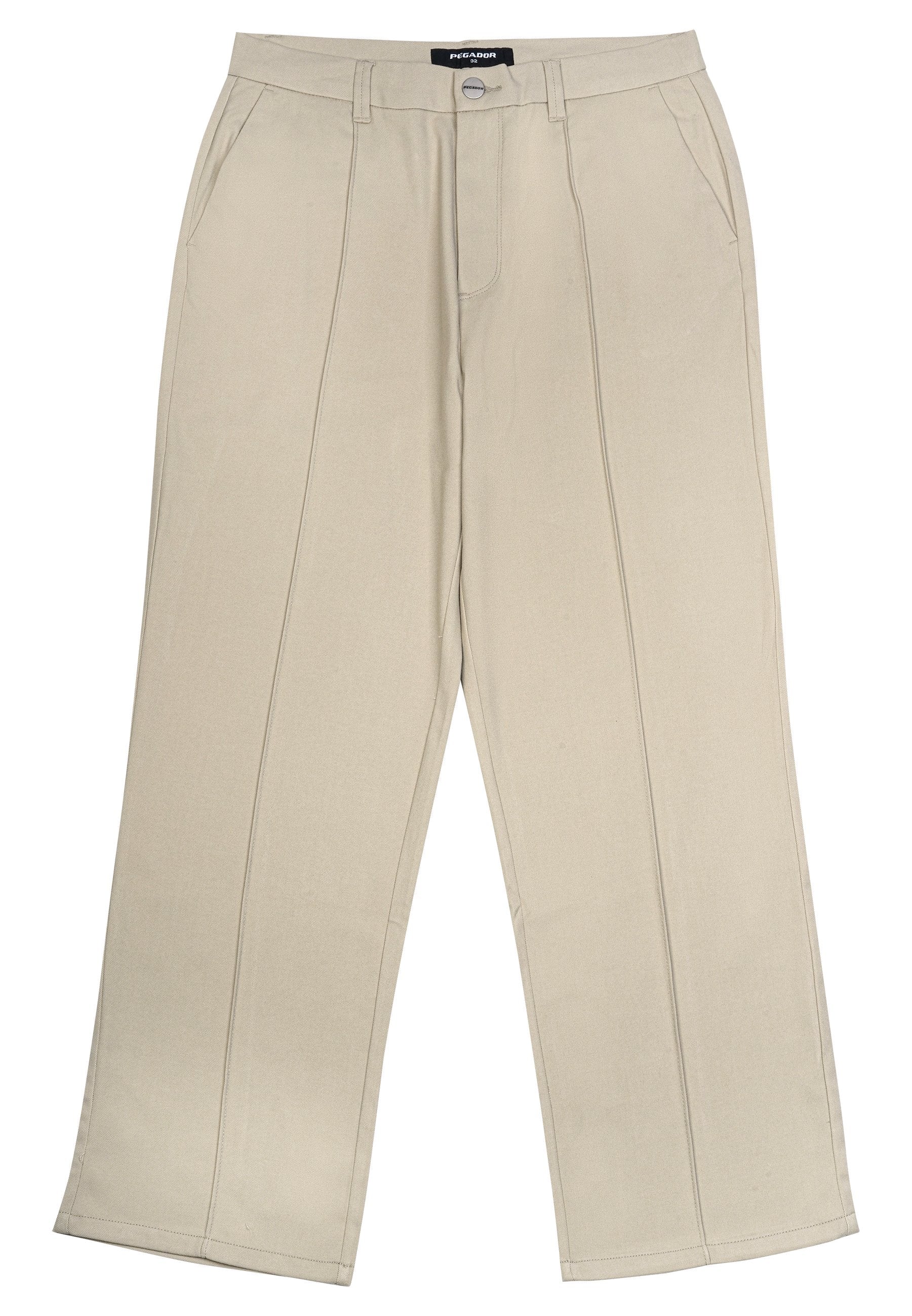 Beige weite Hose mit flachem Bund, zweiSeitentaschen und Knopfverschluss; aus einem weichen, glatten Stoff gefertigt. Mit gestickten Details.