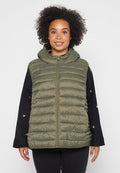 Olivgrüner Puffer-Weste mit Reißverschluss, Kapuze und gerippten Details. Verfügt über eine glatte, glänzende Textur und wird über einem schwarzen Oberteil getragen.