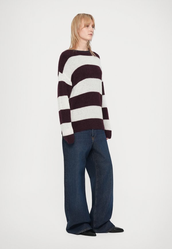 CLOSED CREW NECK STRIPED