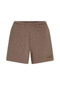 Braune Sportshorts aus weichem Stoff, mit einem elastischen Bund und einem kleinen gestickten Logo-Detail am linken Bein.