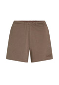 Braune Sportshorts aus weichem Stoff, mit einem elastischen Bund und einem kleinen gestickten Logo-Detail am linken Bein.