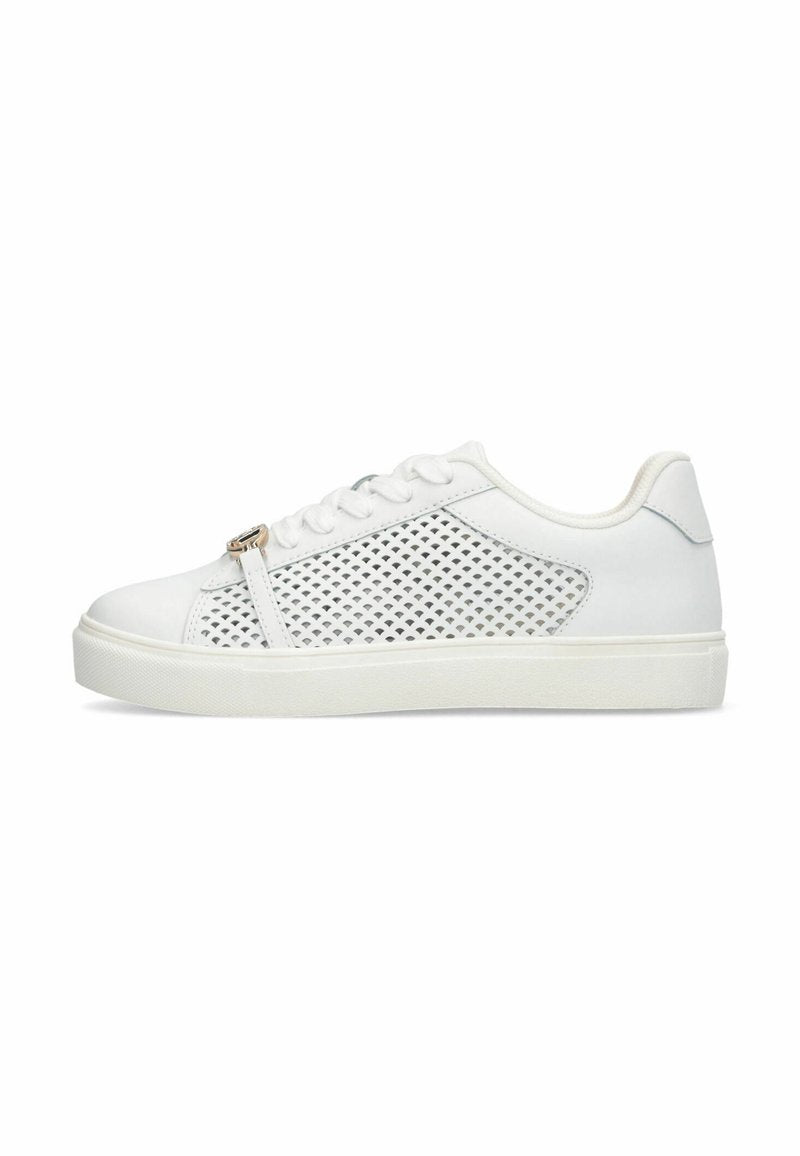 Weißer Sneaker aus perforiertem synthetischem Material mit glatter Sohle, rundem Zehenbereich, flachen Schnürsenkeln und einem kleinen dekorativen Metallelement.