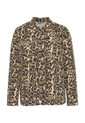 Leopardenmuster-Denimjacke mit Kragen, vorderem Knopfverschluss, zwei Brusttaschen und gestickten Details auf einem beigen Hintergrund.