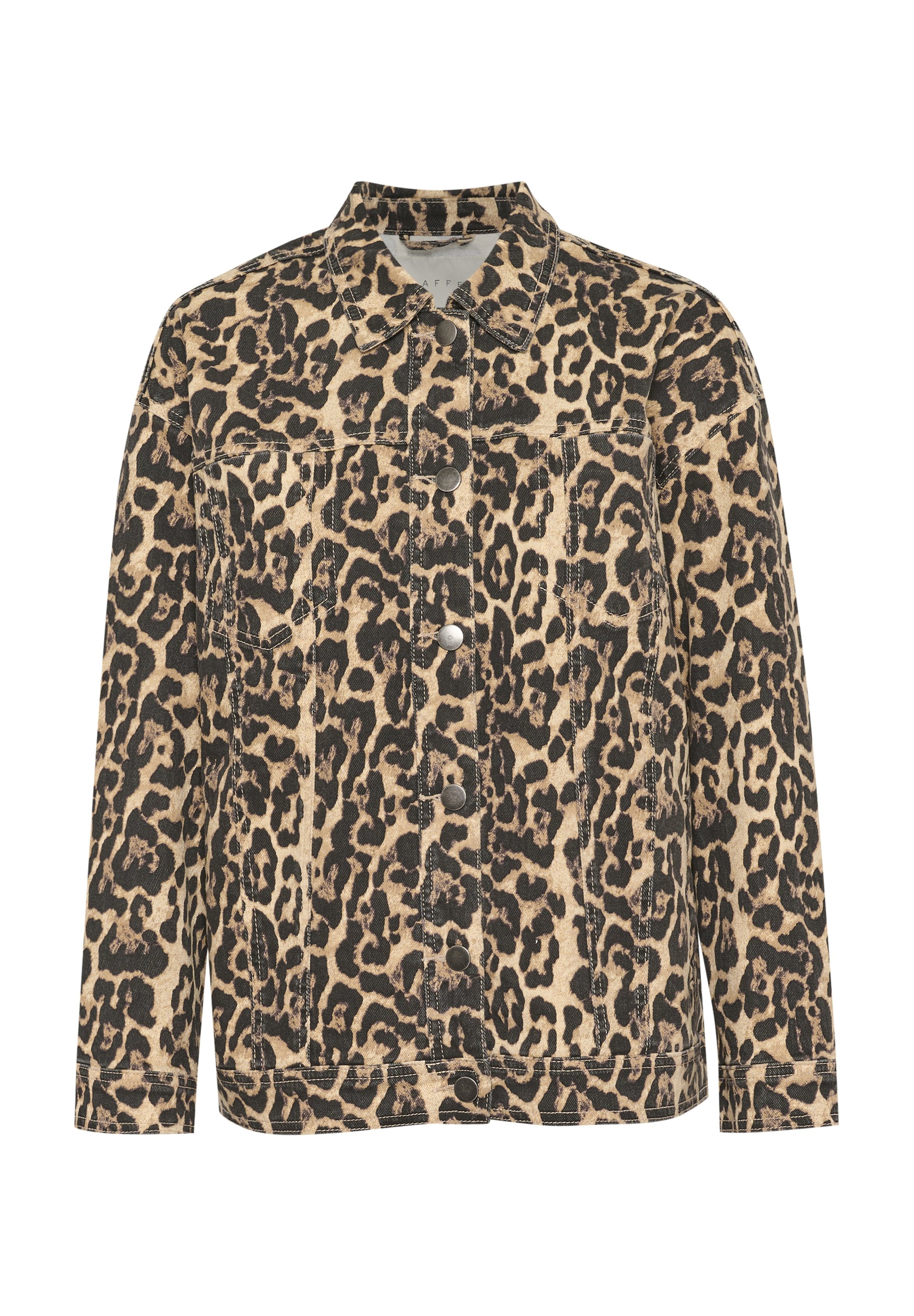 Leopardenmuster-Denimjacke mit Kragen, vorderem Knopfverschluss, zwei Brusttaschen und gestickten Details auf einem beigen Hintergrund.