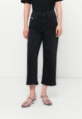 Schwarz-denim weit geschnittene Hose mit hoher Taille, dezenten frontalen Taschen und einem sauberen Saumabschluss. Tragen mit silbernen Sandalen mit Riemchen.