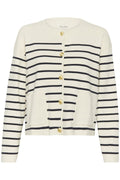 Gestreifter Cardigan in Creme mit marineblauen Linien, aus weichem Material, mit goldenen Knöpfen, zwei vorderen Taschen und rundem Halsausschnitt.