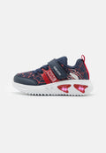 Blaue und rote Sneakers mit einem Spinnennetzmuster, Geox-Logo, Klettverschluss und Lichteffekten in der weißen Sohle.