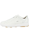 Weiße Sneakers mit glattem Lederobermaterial, durchbrochenen Details, runder Zehenpartie, flacher weißer Sohle und grauen Akzenten an der Ferse. Gummisohle.
