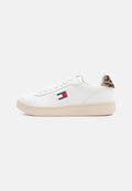 Weiße synthetische Sneaker mit runder Zehenpartie, beiger Sohle, Tommy Jeans Logo an der Seite und einem Leopardenmuster-Akzent an der Ferse.