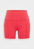 Rote Trainingsshorts aus dehnbarem Material, mit hohem Bund und seitlichen Taschen, sowie flachen Nähten für Komfort und Langlebigkeit.